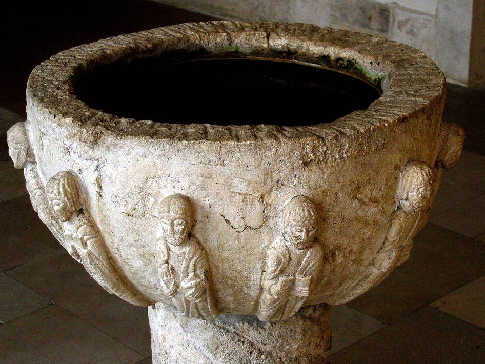 Bénitier roman dans le narthex